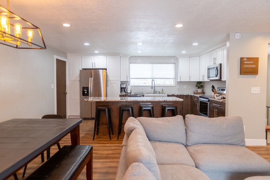 Building Photo - 894 E 840 N