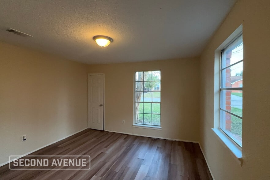 Building Photo - 501 Pamela Dr