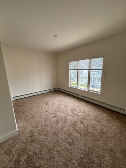 Building Photo - 85 Laverack Ave