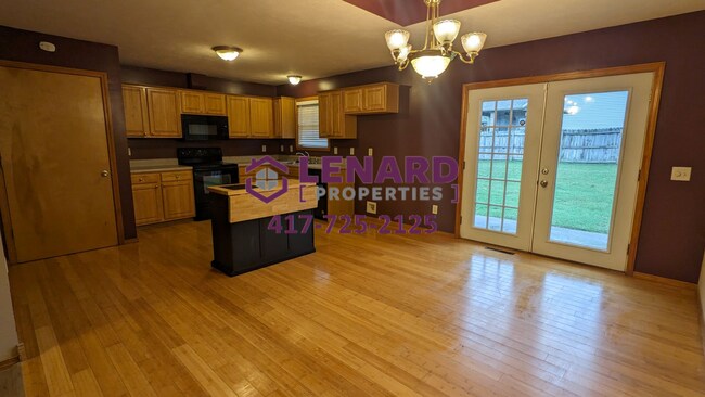 Building Photo - 3 Bedroom, 2 Bathroom House with Fenced Ba...