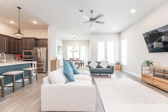 Building Photo - 15215 Holloway Hls Trl