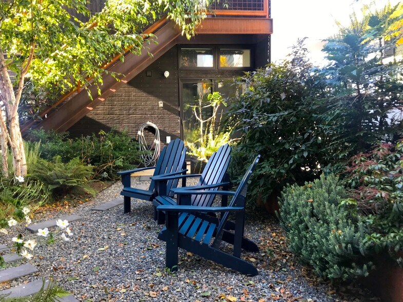 Courtyard with Adirondack chairs - 636 North Prospect Street