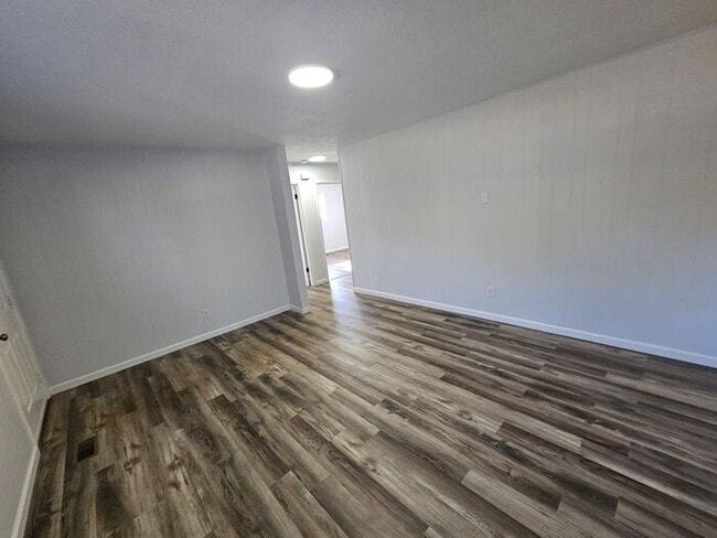 Building Photo - 2BD/1BA Unit in Newton!