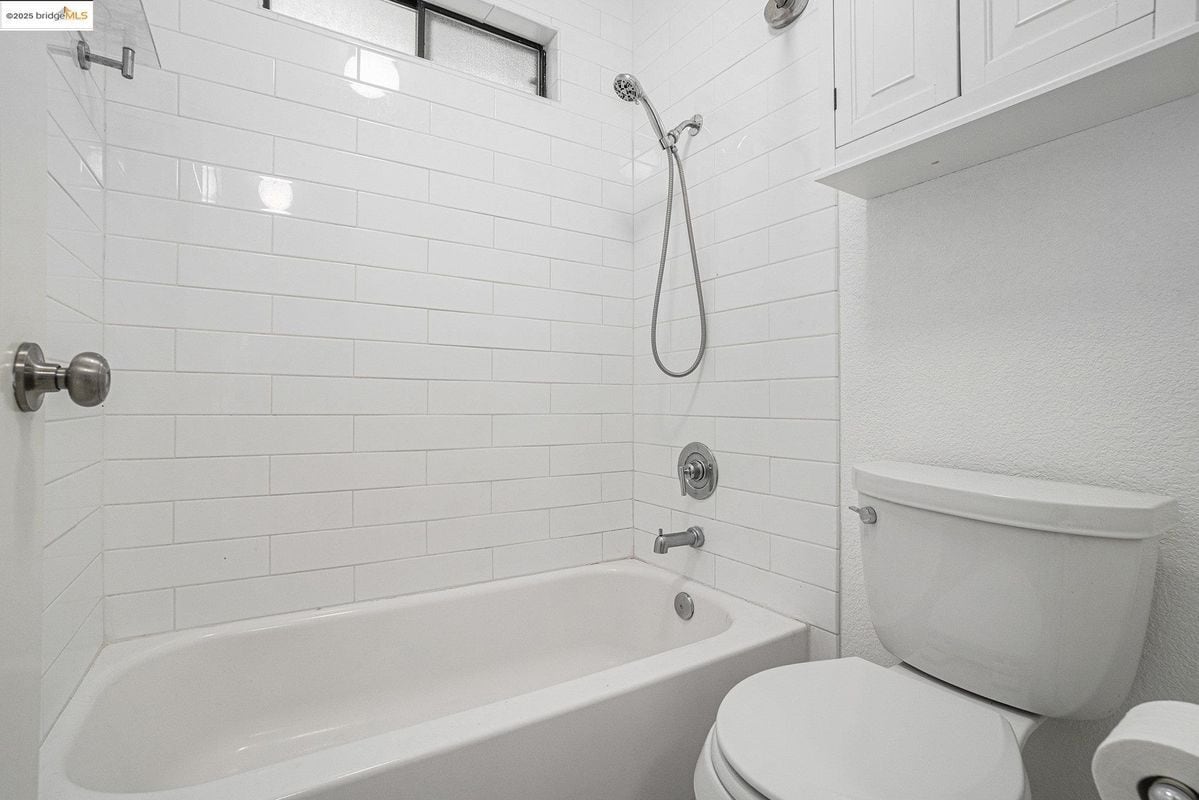 Building Photo - 1122 S Villa Way