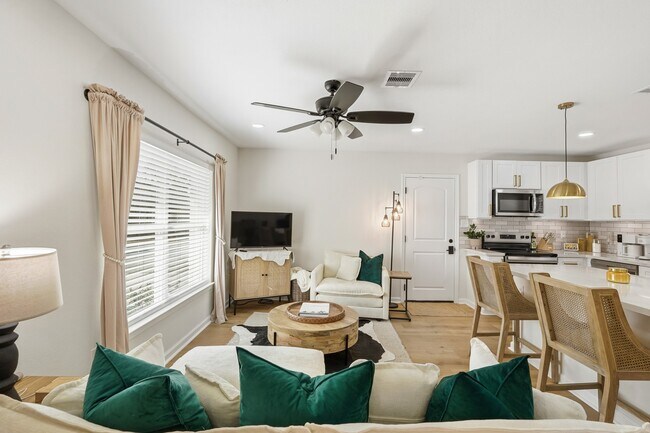 Building Photo - 712 E Kuehn St