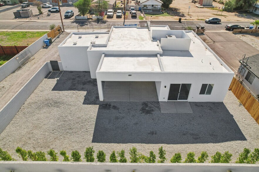 Building Photo - 910 E Roma Ave