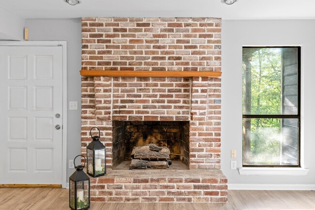 Building Photo - 555 Benson Dr