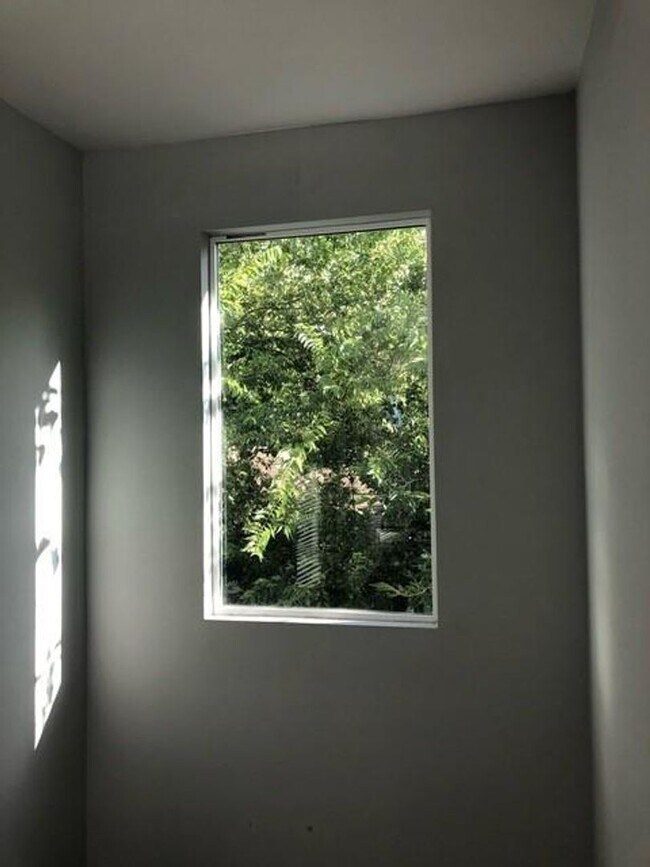 Building Photo - Modern 2 bed/2.5 bath Central Austin Home