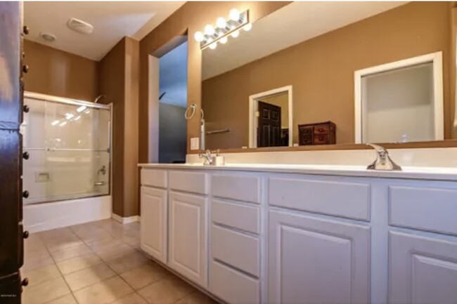 Master bathroom - 1025 N Cloud Cliff Pass