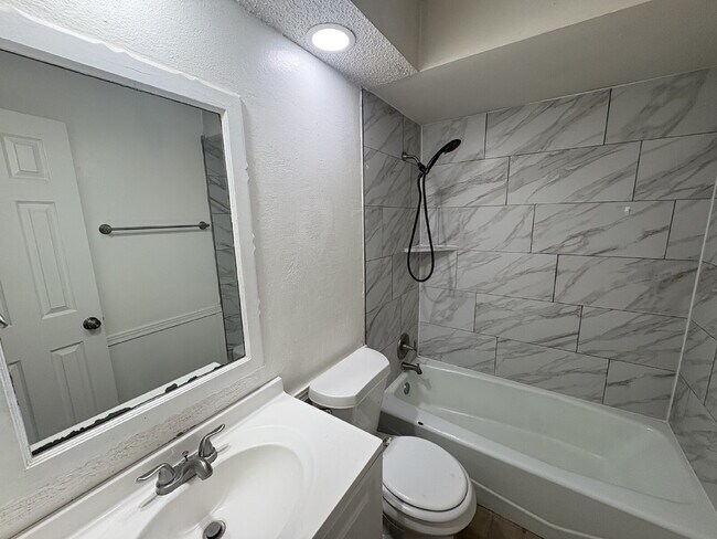 Building Photo - Stunning Home Near McCullough Park!