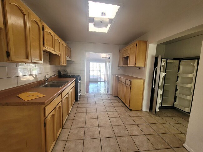 Building Photo - Ready to View!!