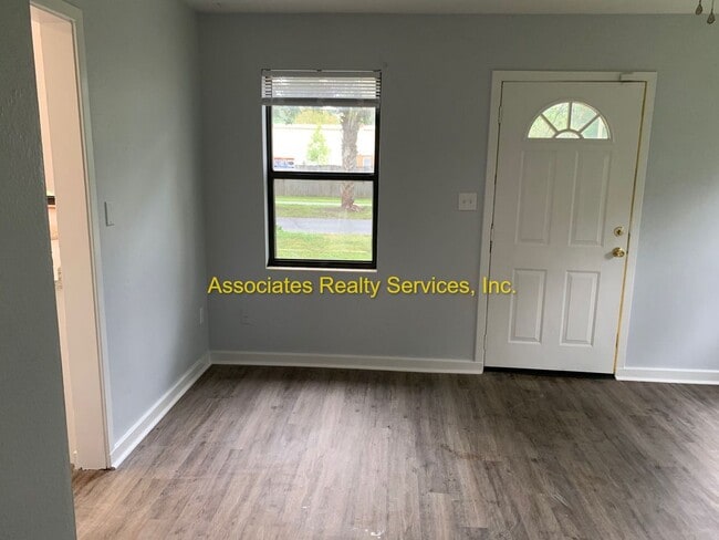 Building Photo - Spacious 3BR/2BA Home on a Quiet Corner Lot!