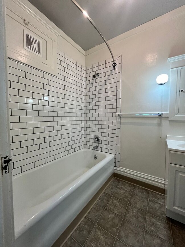 Building Photo - Large Studio in Unbeatable University Loca...