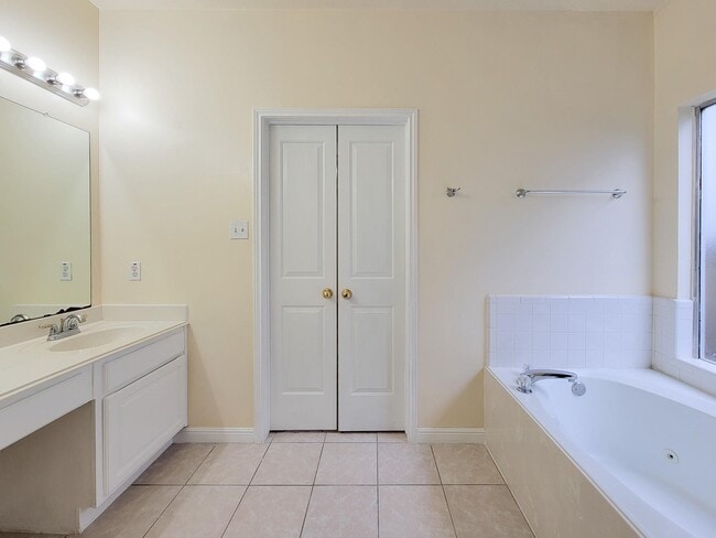 Building Photo - 14938 Brightbrook Dr