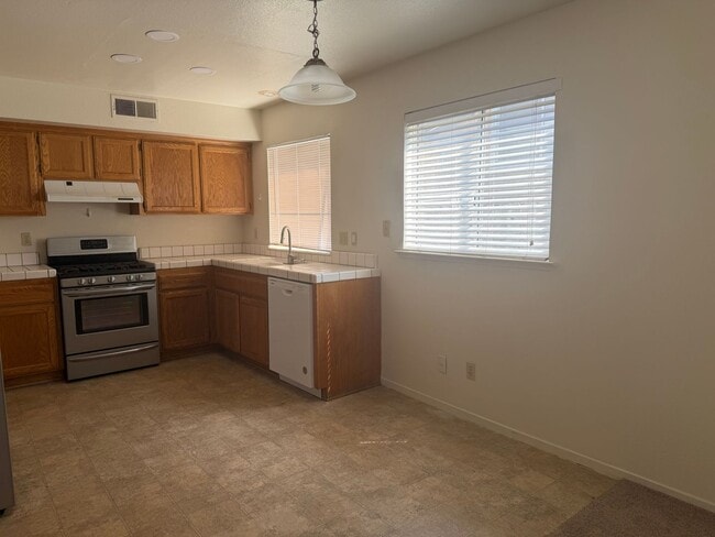 Building Photo - Bright & Spacious 3 Bedroom Home with Vaulted Ceilings, New Carpet & Private Backyard in Antelope!