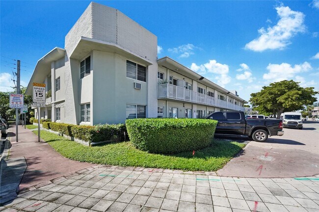 Building Photo - 6930 Rue Versailles Dr