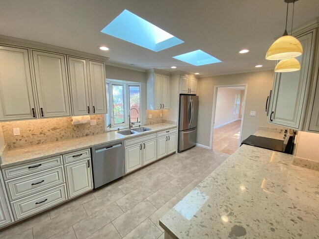 Building Photo - 3 Bed 2 Bath SIngle Family Home In Walnut Creek (Water, Garbage, Internet Are Included In The Rent)