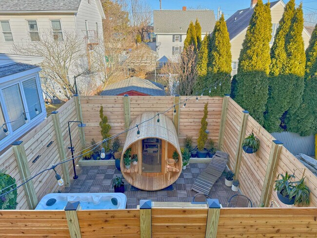 Building Photo - 136 Main St