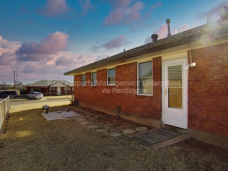 Building Photo - 701 NW 2nd St