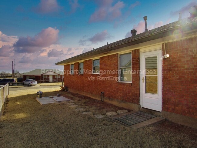 Building Photo - 701 NW 2nd St