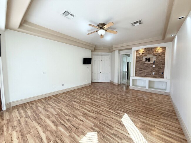Building Photo - 5/BD 2.5/BA Spacious Home with Casita, RV ...