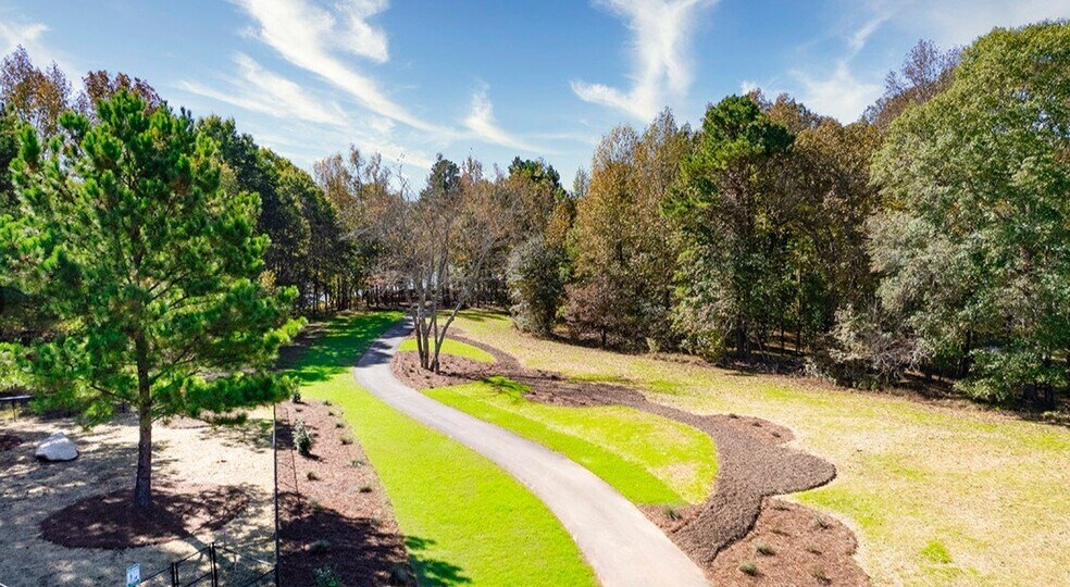 Building Photo - 163 Champlain Rd