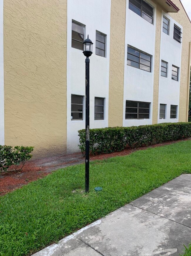 Building Photo - 2015 Coral Ridge Dr