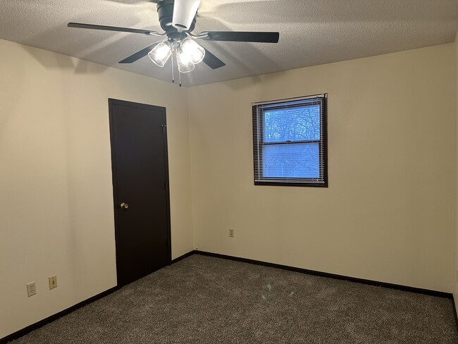 Building Photo - Two bedroom Townhouse off Lewis Ave near Alexis Rd.