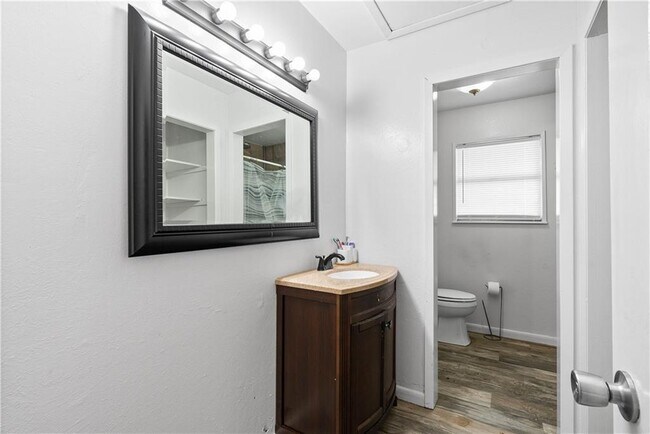 Building Photo - 607 E 11th St