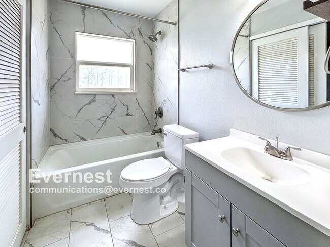 Building Photo - Cozy 3-Bedroom, 1-Bathroom Home in a Conve...