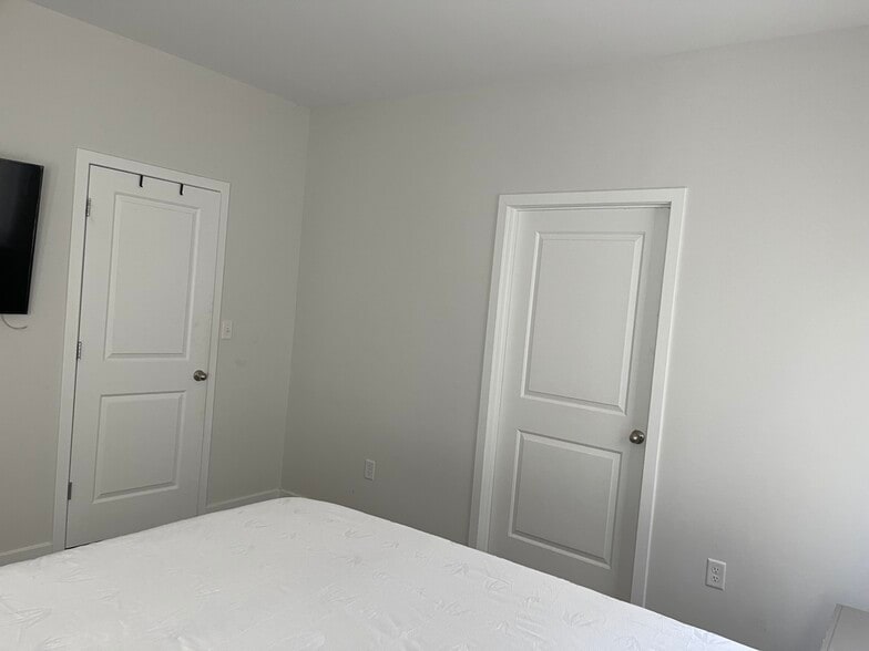 Building Photo - 2606 Middle Ave