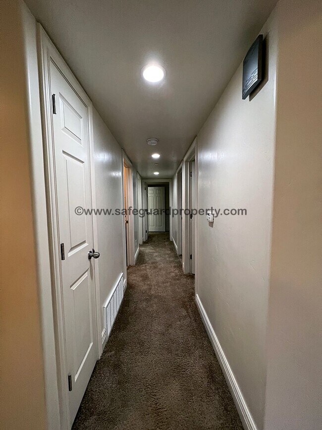 Building Photo - Wonderful 3 Bedroom Condo in Sandy