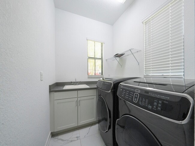 Building Photo - 11843 SW 13th Ct