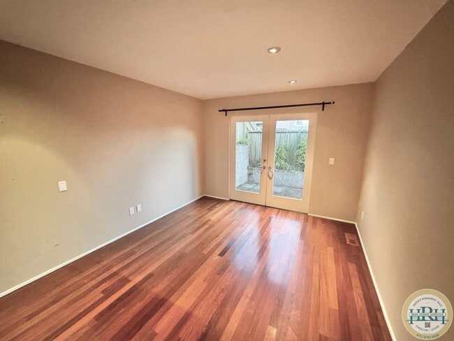 Building Photo - Tranquil & Spacious 2 BR/Den/ 1 BA Condo in the Central Richmond District