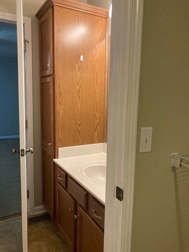 Building Photo - 128 Twin Lakes Dr