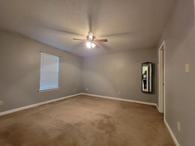 Building Photo - Charming Douglasville Home with Bonus Base...
