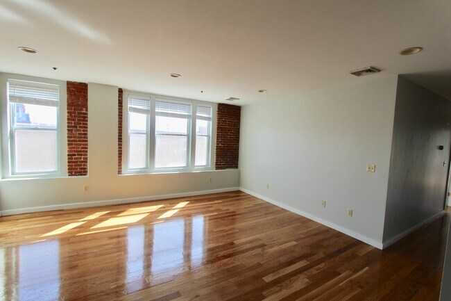 Building Photo - 327 Main St