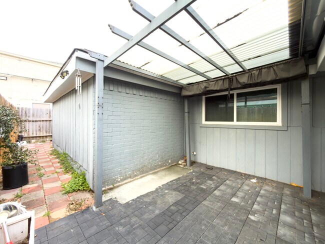 Building Photo - 6506 Briar Glade Dr