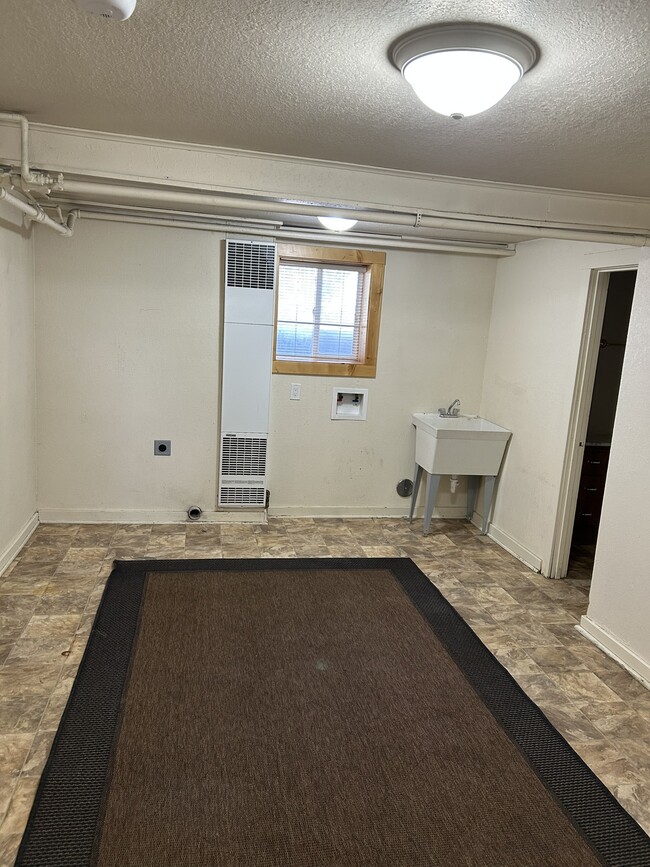 Building Photo - 713 Poplar St