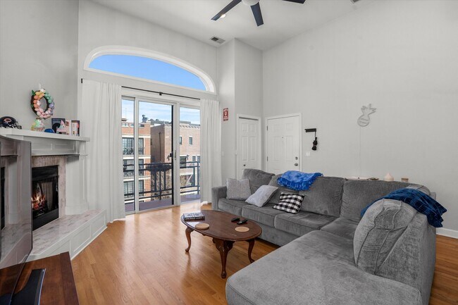 Building Photo - 3734 N Wilton Ave