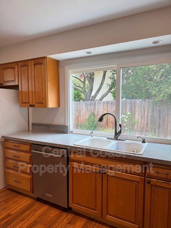 Building Photo - 9465 Valley Oak Way
