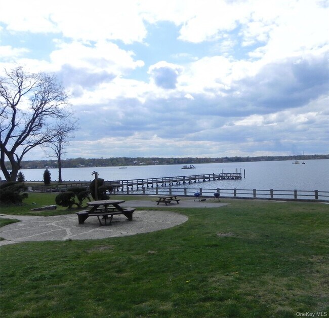 Building Photo - 25 Dolphin Green