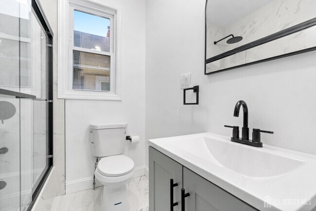 Building Photo - 427 Benner St