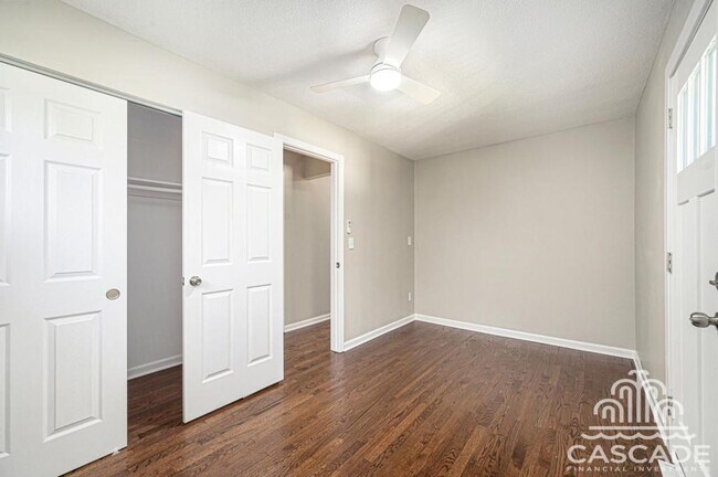 Building Photo - 806 SW Lea Dr