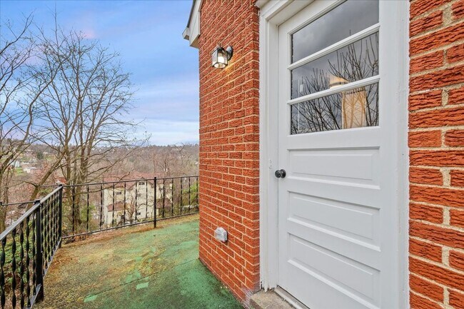 Building Photo - 1303 Cloverdale St
