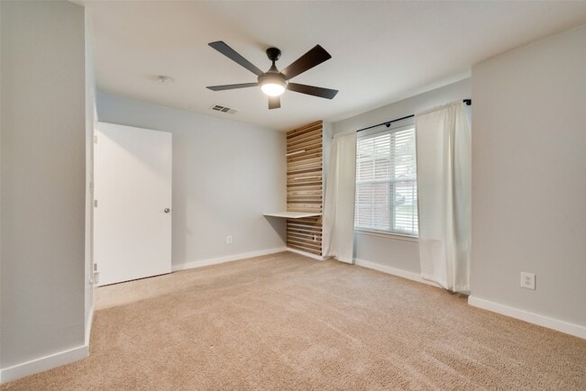 Building Photo - 9216 Newport Ln