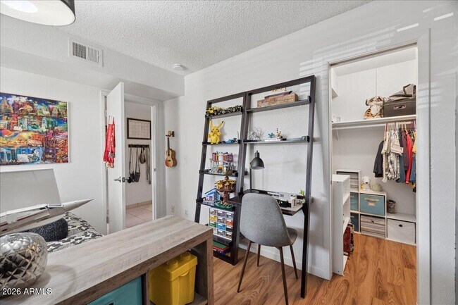 Building Photo - 4150 E Cactus Rd