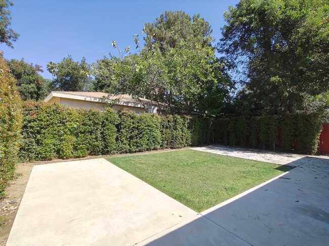 Building Photo - 627 E Woodbury Rd
