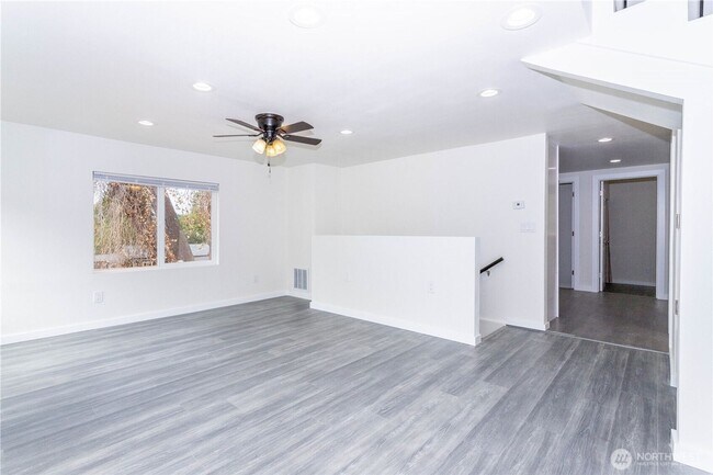 Building Photo - Beautifully Renovated 4-Bedroom Home in De...