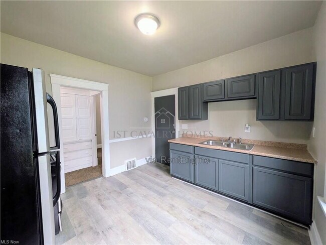 Building Photo - 10302 Lamontier Ave